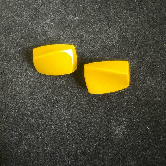 Vintage 80s 90s Bright Yellow Plastic Illusion Curved Statement Stud Earrings - Picture 1 of 5